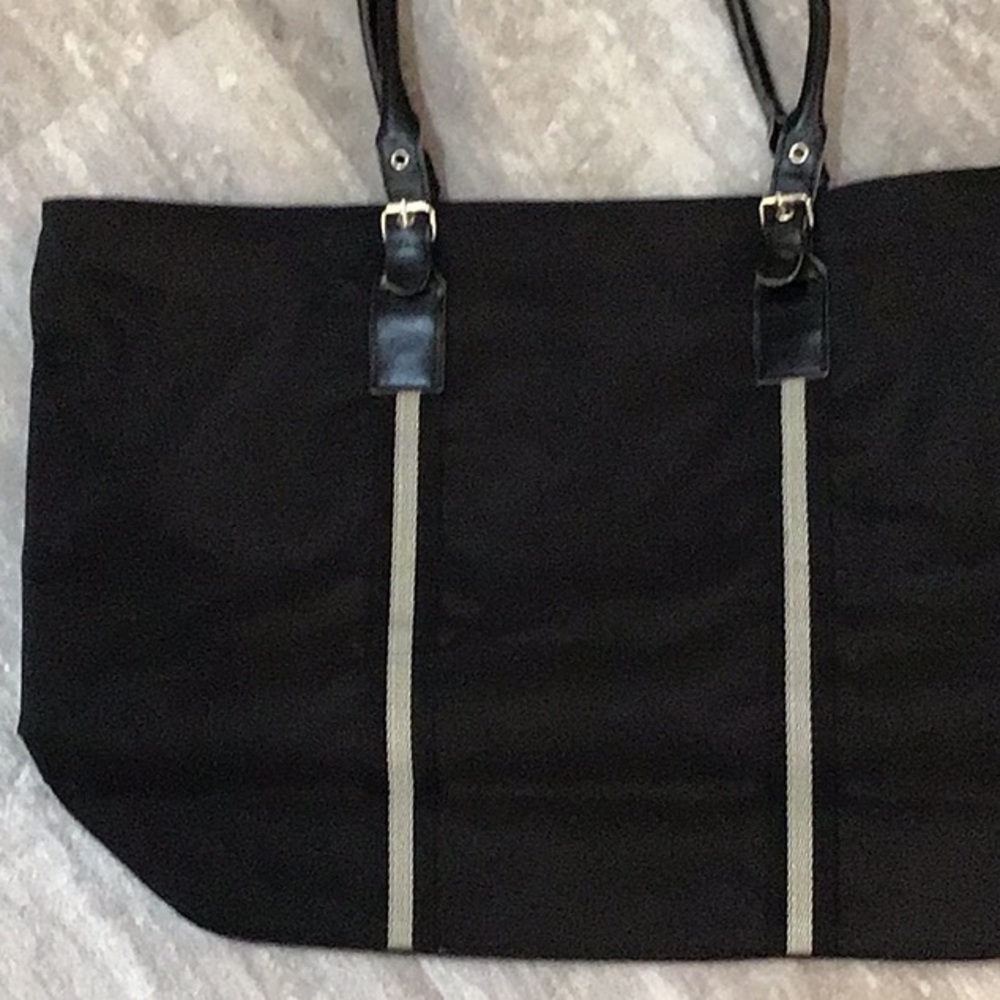 New Lauri Kay Lg. Zippered Black Tote